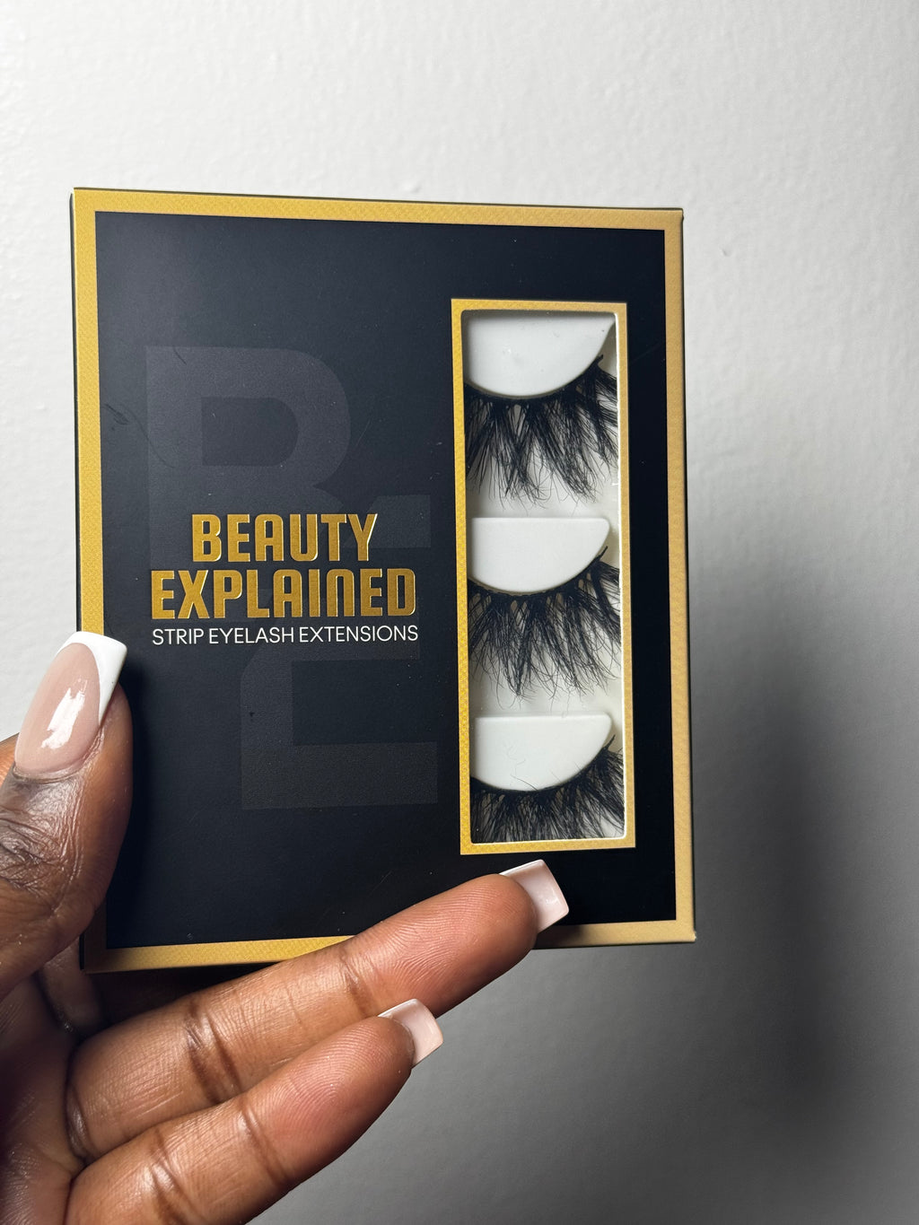 best natural false eyelashes - holding style Zara